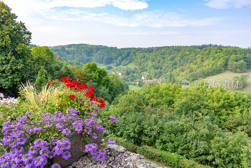 德国巴伐利亚州弗兰科尼亚历史小镇Rothenburg ob der Tauber的一个花园